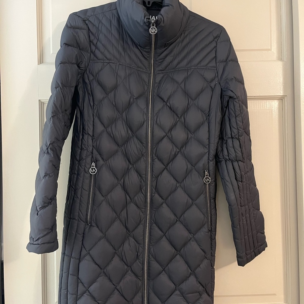 MICHAEL Kors grey packable down coat. Size medium. Warm lightweight coat.